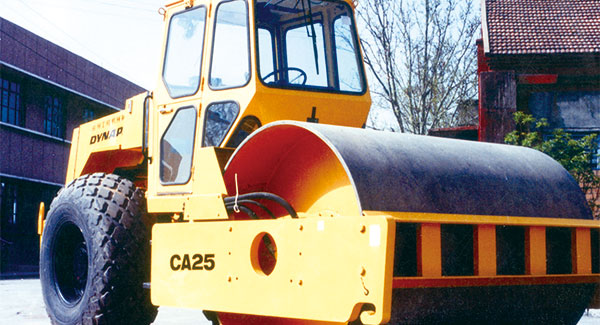 In 1982, XCMG developed China's first CA25 full hydraulic single-cylinder vibratory wheel roller.